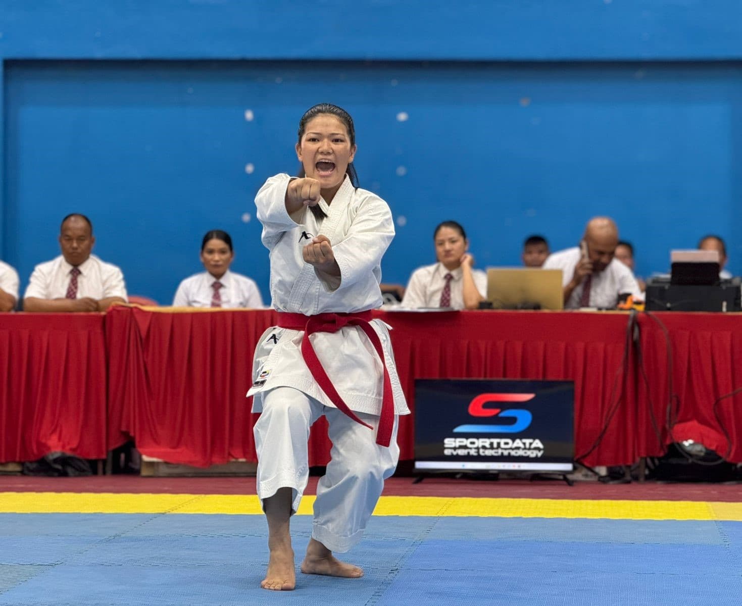 एकल कातामा एलिनालाई स्वर्ण