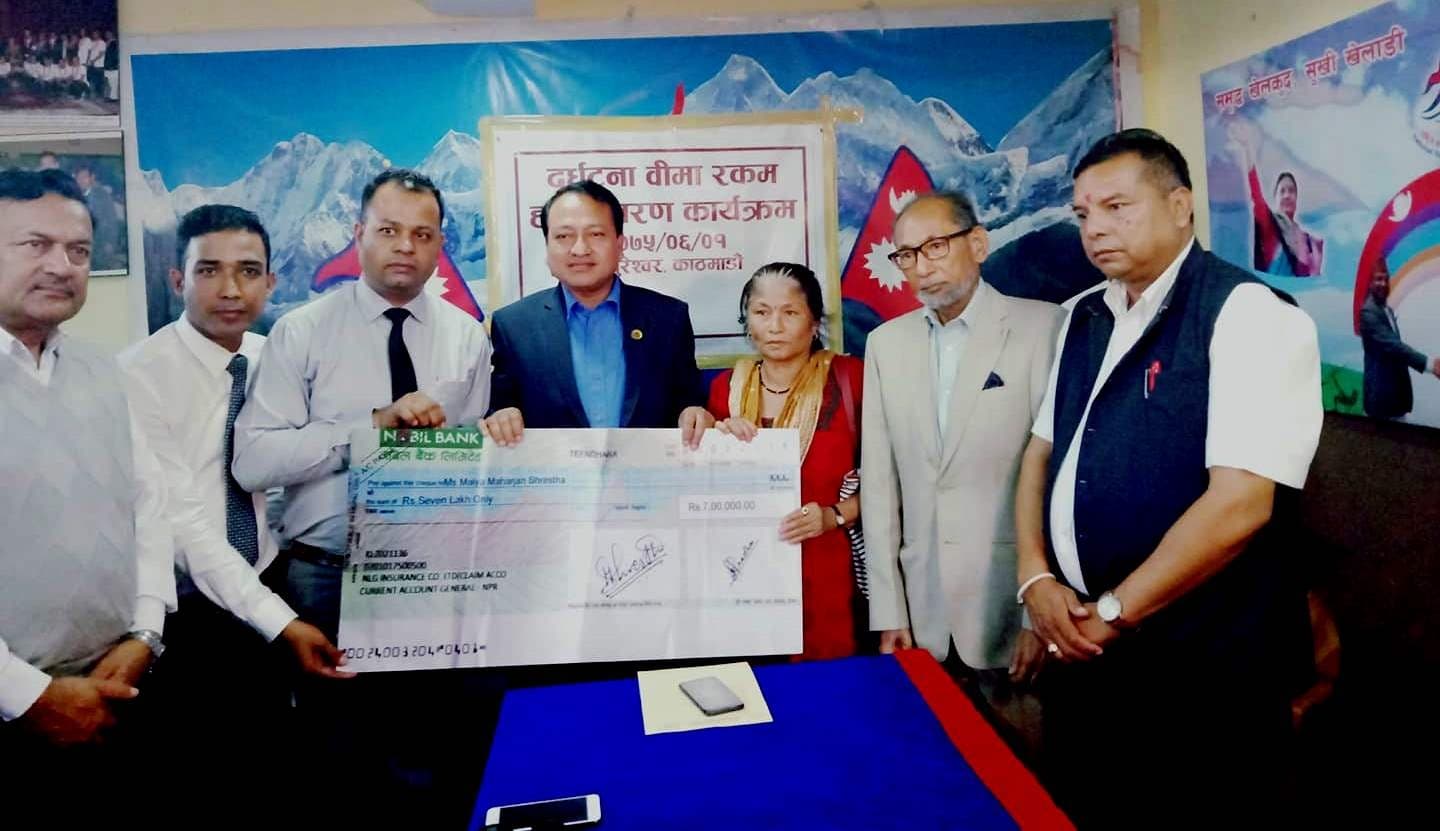 महर्जनको परिवारलाई बीमा रकम हस्तान्तरण