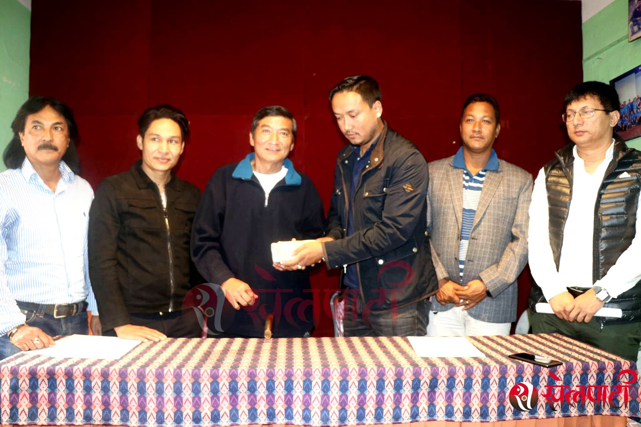 वाइवी घलेलाई आर्थिक सहयोग