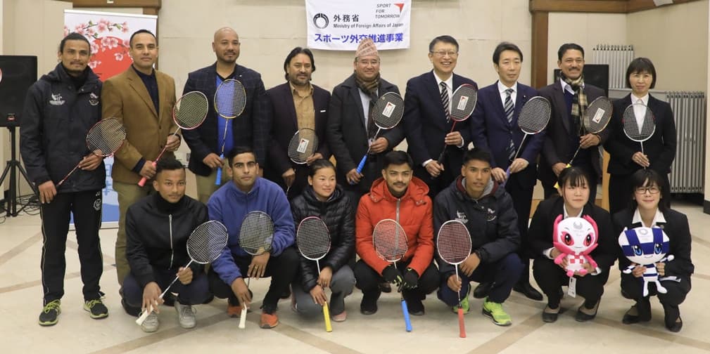 ब्याडमिन्टन संघलाई खेल सामाग्री सहयोग 