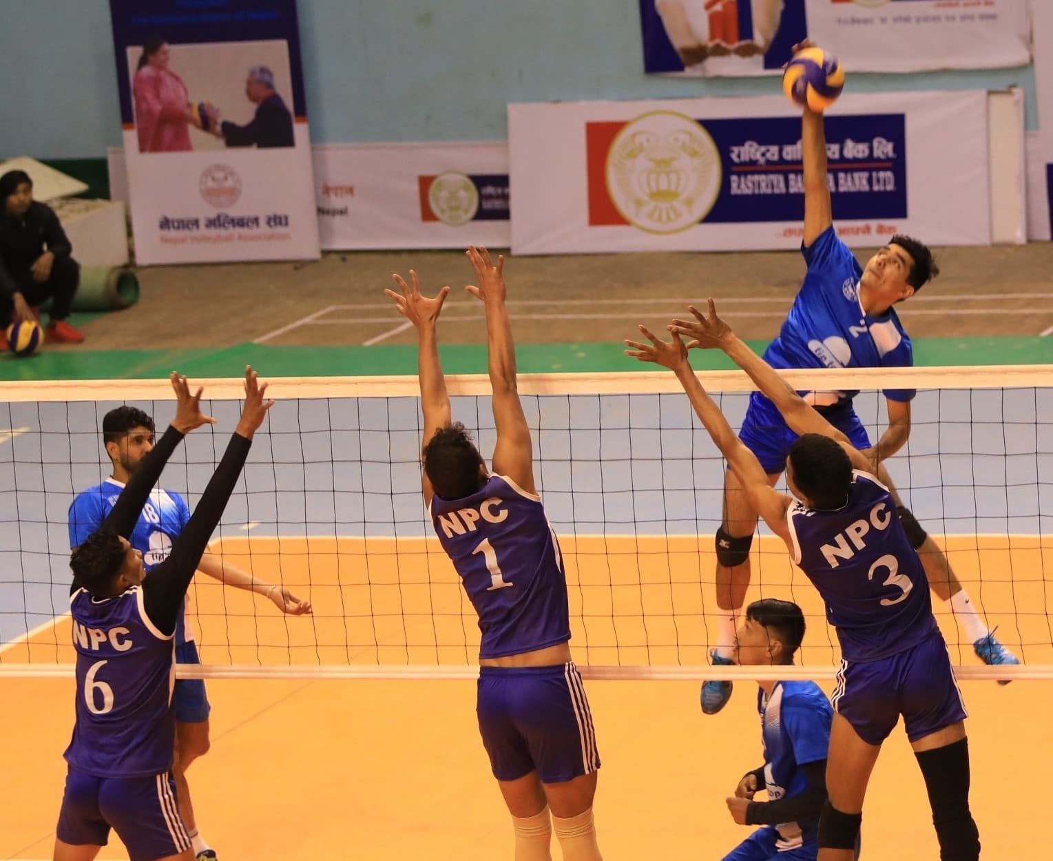 उपाधिका लागि एपीएफ र हेल्प नेपाल भिड्ने