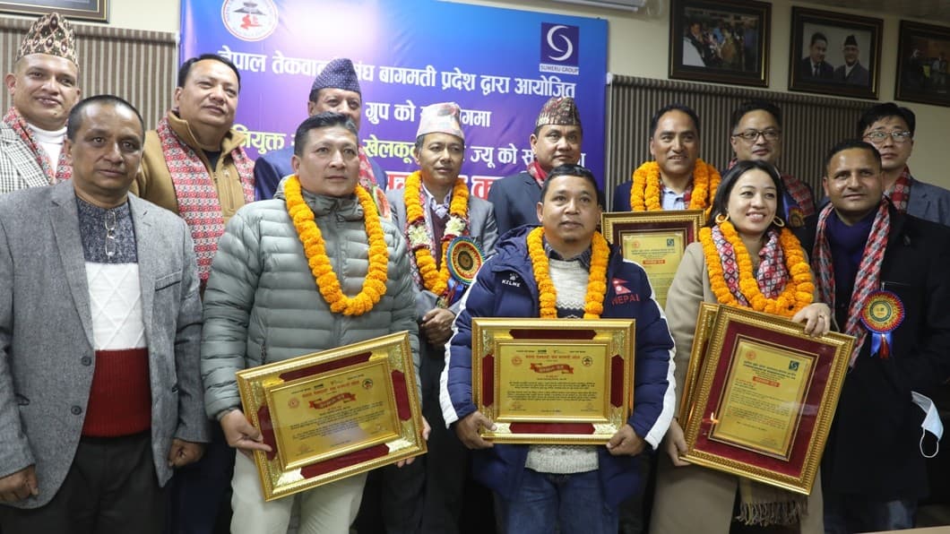 नवीन र आयशा सम्मानित