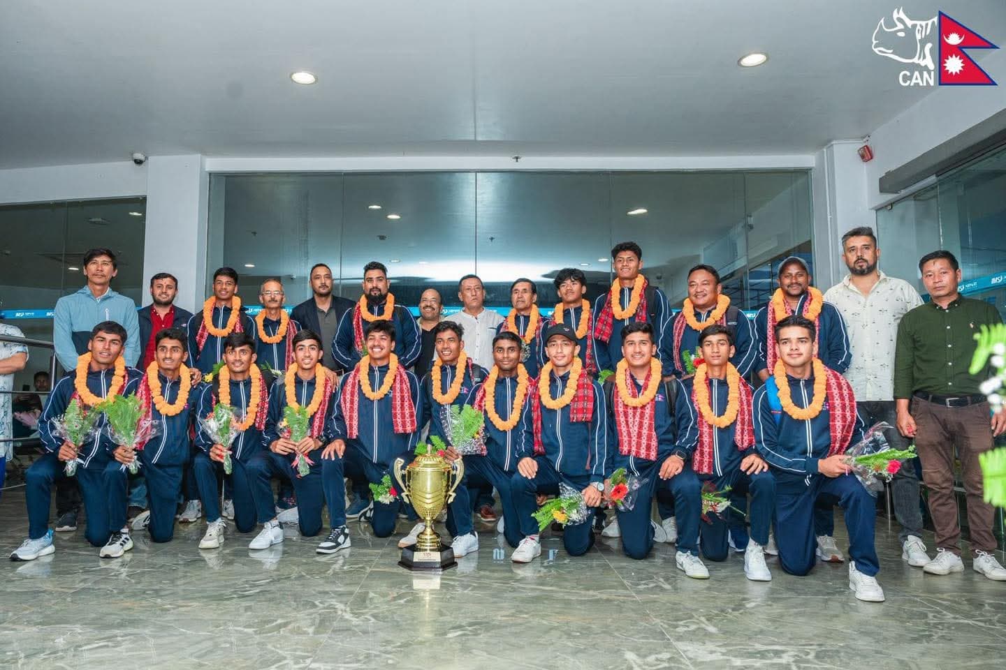 ट्रफी लिएर स्वदेश फर्कियो युवा टोली