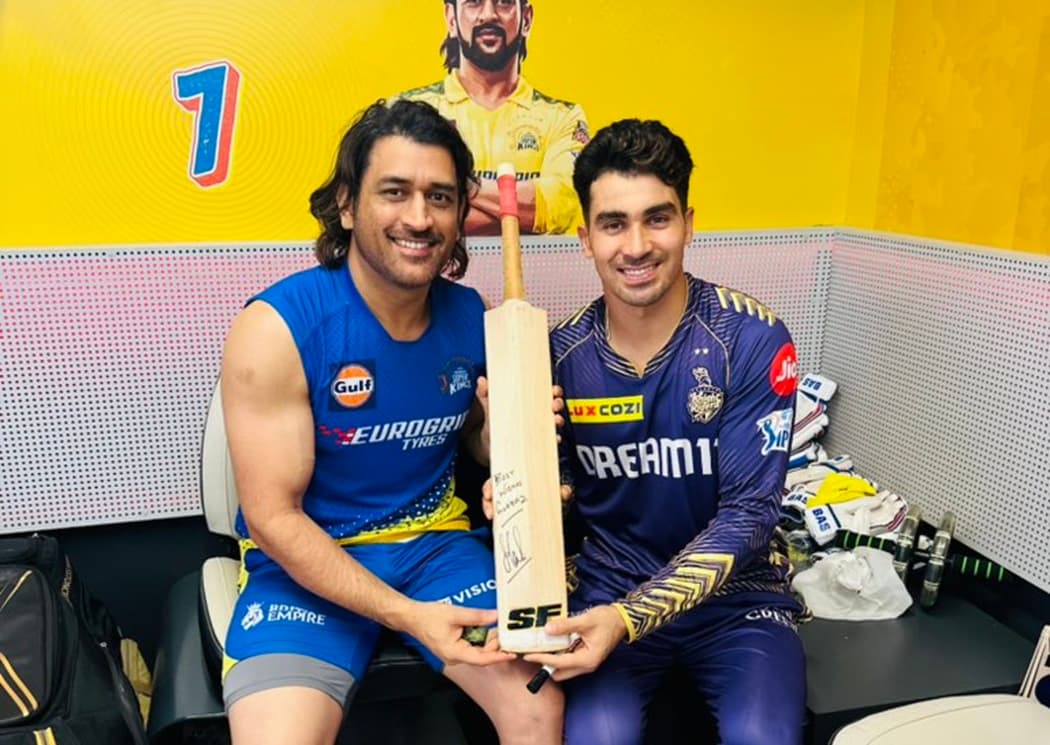 गुरबाजलाई धोनीले दिए ब्याट उपहार