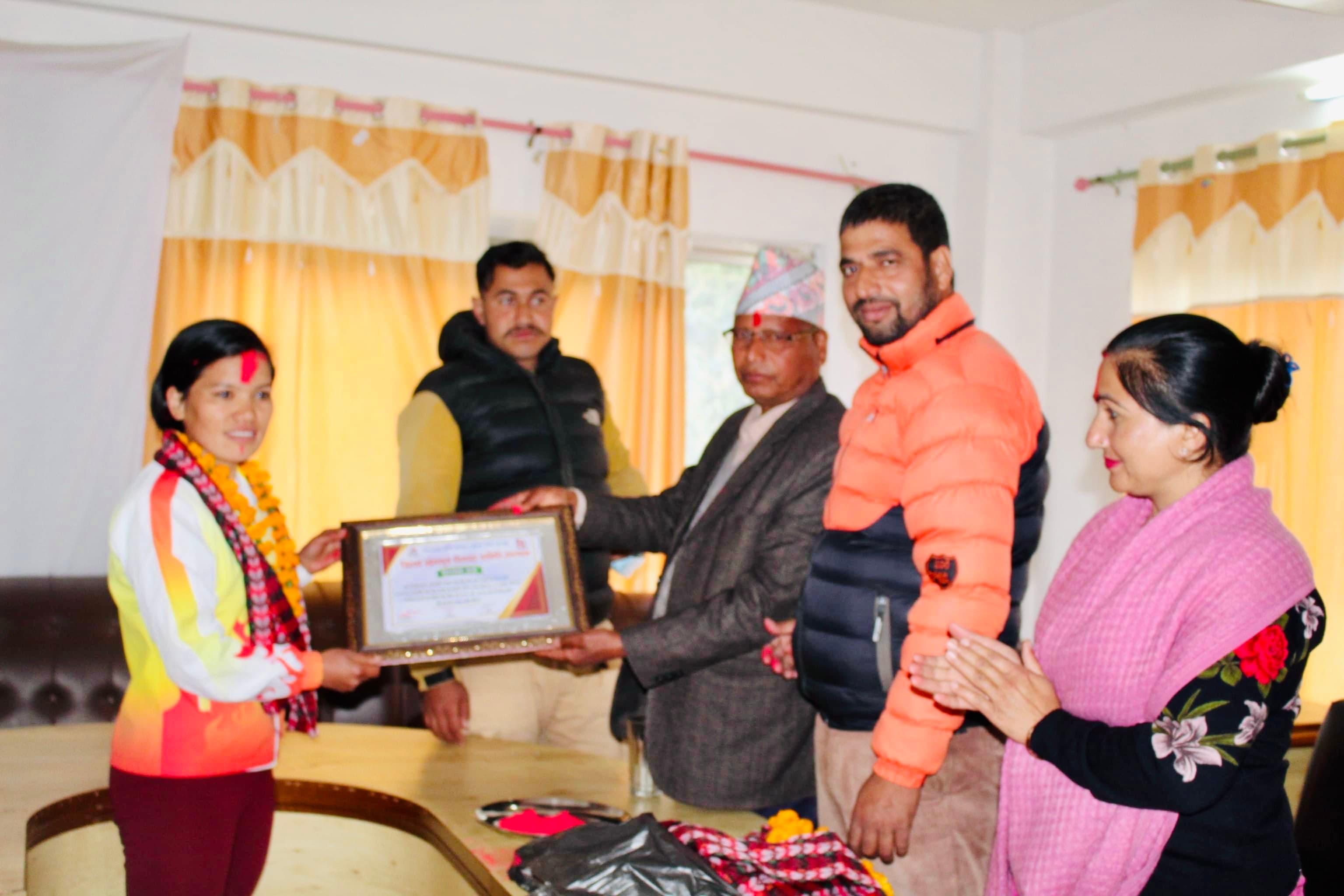 धाविका पुष्पा गृह जिल्लामा सम्मानित