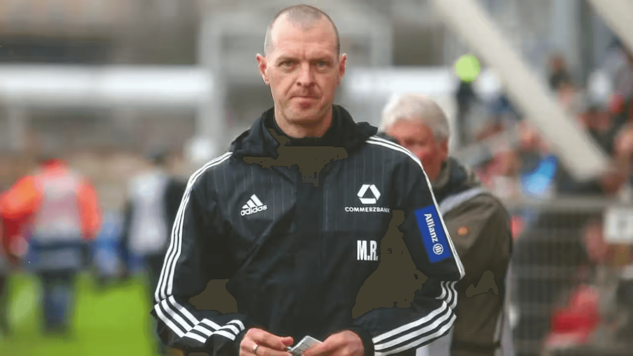 एन्फाले मुख्य प्रशिक्षक रसलाई सार्वजनिक गर्दै, एक वर्षको सम्झौता