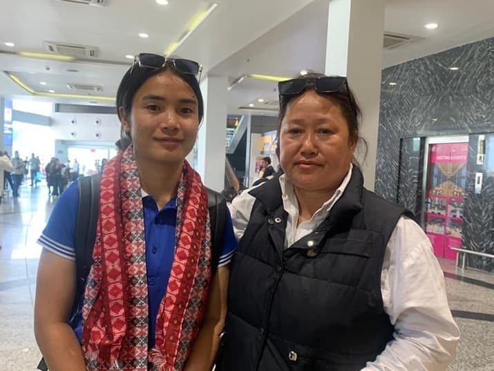 स्वदेश फर्किइन् अञ्जिला