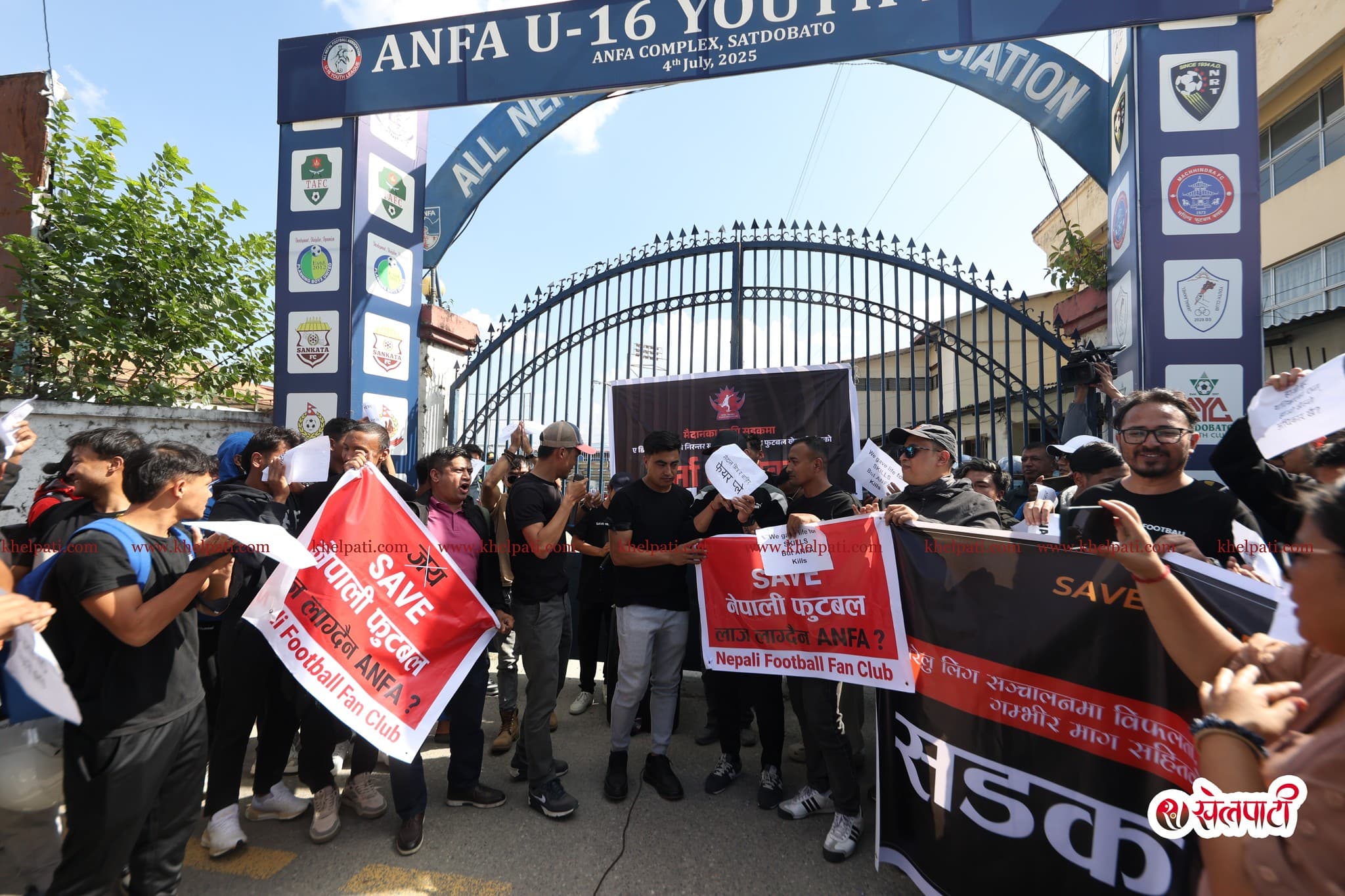 एन्फाले सडकमा उत्रिएका खेलाडीलाई वार्तामा बोलायो